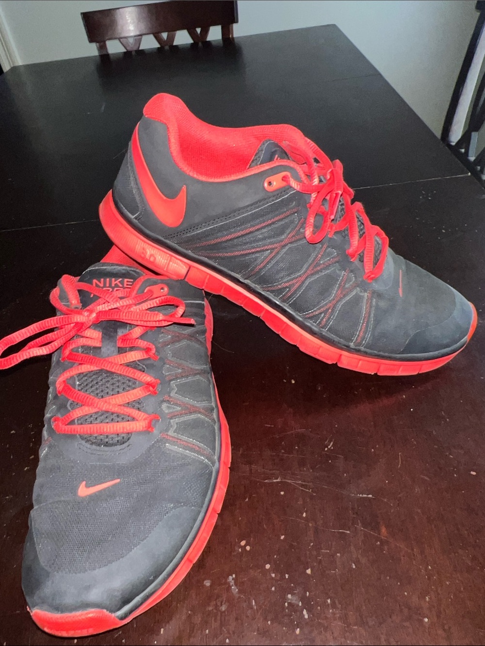 Nike Men's Black and Red Athletic Running Sneakers